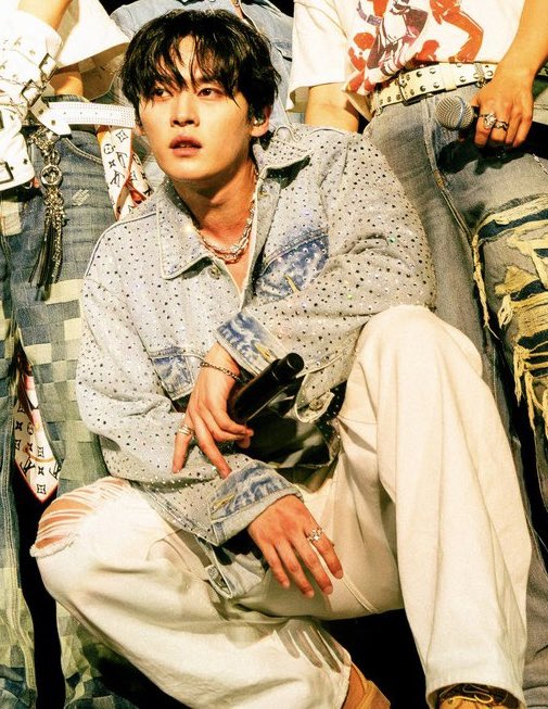 Lee Know pics tweet media