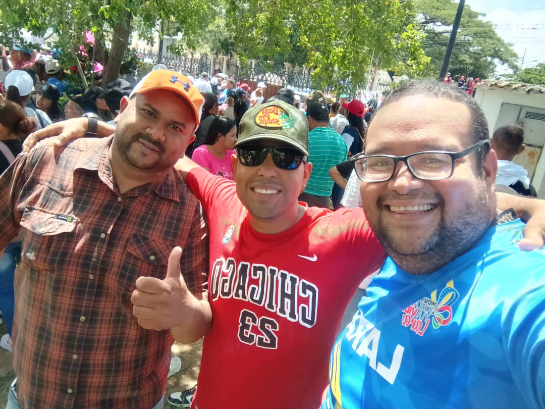 Movimiento Por La Paz y La Vida Lara (@mpv_lara) on Twitter photo Movilización de amor y alegría en el estado #Lara 🚩🇻🇪✊🏽
Nada nos detiene en la defensa del proyecto revolucionario que lidera el Pdte. <a href="/NicolasMaduro/">Nicolás Maduro</a>
La esperanza y la fuerza de nuestro pueblo es grande ¡El pueblo unido, jamás será vencido!
#PaísDeOchoEstrellas Movilización de amor y alegría en el estado #Lara 🚩🇻🇪✊🏽
Nada nos detiene en la defensa del proyecto revolucionario que lidera el Pdte. <a href="/NicolasMaduro/">Nicolás Maduro</a>
La esperanza y la fuerza de nuestro pueblo es grande ¡El pueblo unido, jamás será vencido!
#PaísDeOchoEstrellas