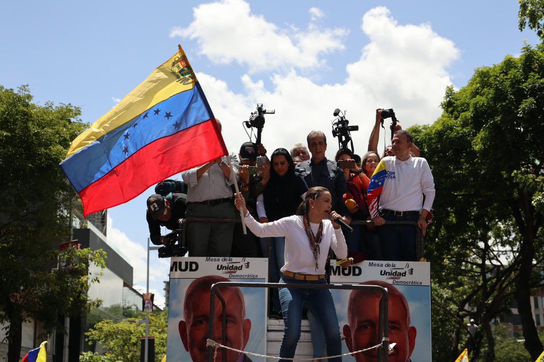 ConVzlaComando's tweet photo. ¡Venezuela ya ganó y lo defendemos en la calle! 

El 28 de julio #GanóVzla y también ganó nuestro derecho a ser libres. 

@MariaCorinaYA nos llama a defender pacíficamente nuestra voluntad. Así lo hicimos hoy. https://t.co/cMaYNl8vMH