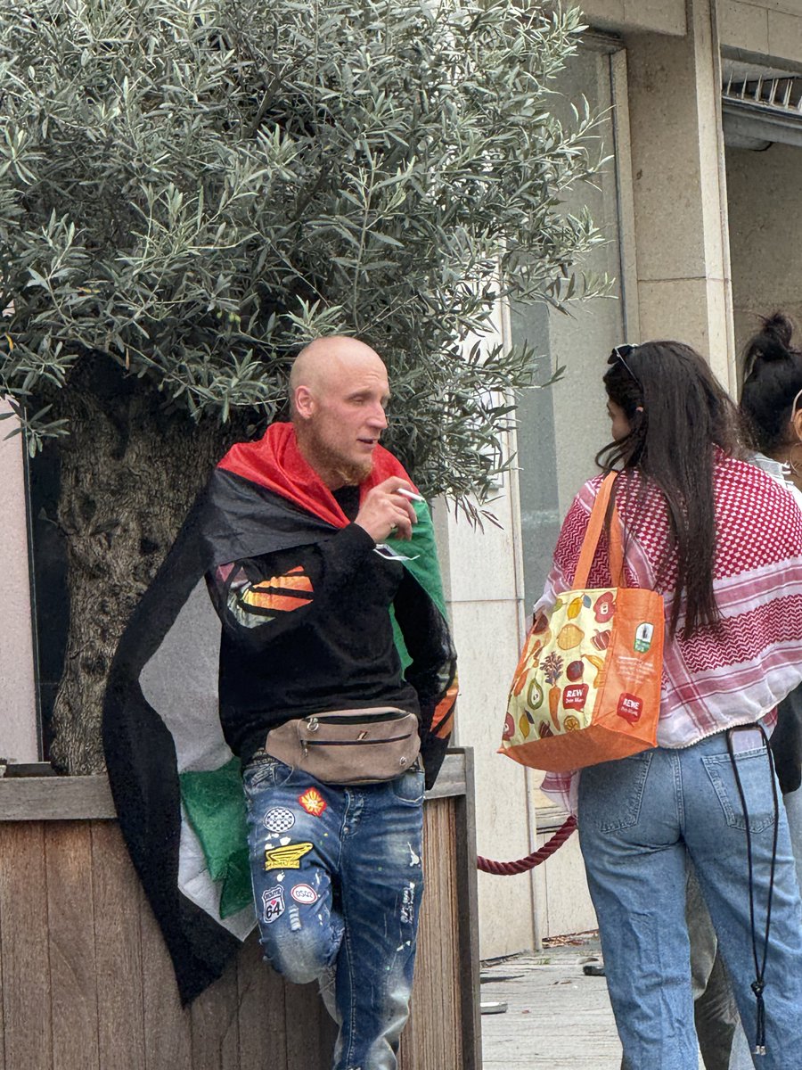 LoveGuerillero's tweet photo. ❤️🖤Spontanversammlung #GegenJedenAntisemitismus angemeldet in #Düsseldorf #dus0308 https://t.co/x6OJqVhaN3