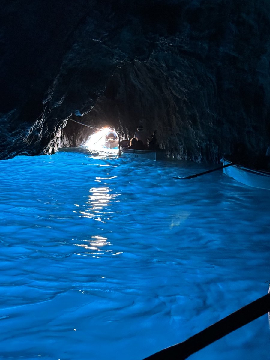 flavianabasta's tweet photo. #grottaazzurra https://t.co/Gs39L4tlSW