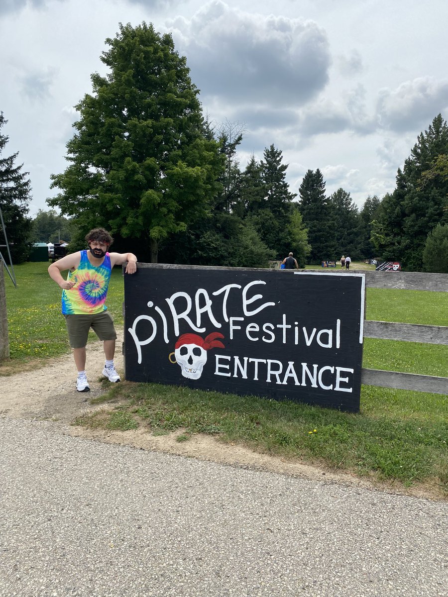 RingoJake41's tweet photo. You know when The Pirate Festival came to town… I had to dress like my favourite #Survivor Pirate… RUPERT!! #Survivor47
#Didntbreakmytoeyet
#RHAP
#RupertBoneham
#PirateFestival https://t.co/WqSwr8PHXm