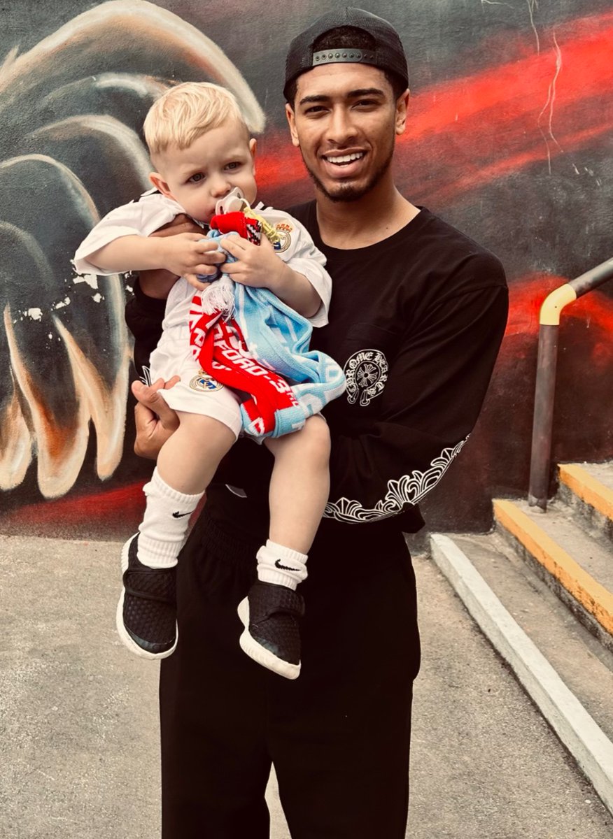 simonrh27425539's tweet photo. @BellinghamJude Thank you again for taking a photo with my little lad, shame he looked grumpy😂 going to get it framed up with his Bellingham shirt and keep for when he’s older, legend! https://t.co/BMgKmU3Bgj