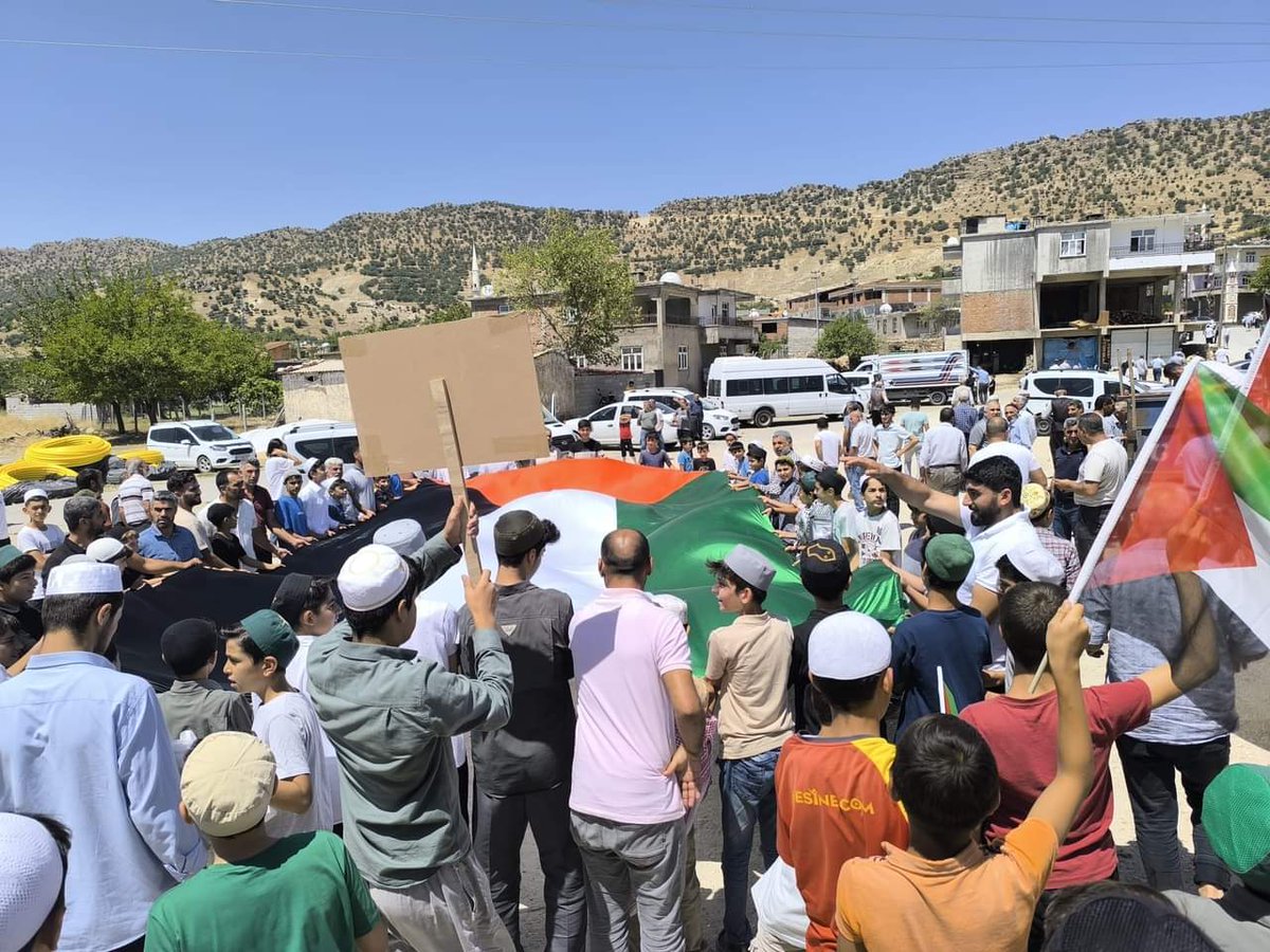 "Nehirden denize özgür Filistin."

📍 Diyarbakır / Hani/ Gürbüz 

#IsmailHaniyeh #soncağrı #Diyarbakır #Gürbüz