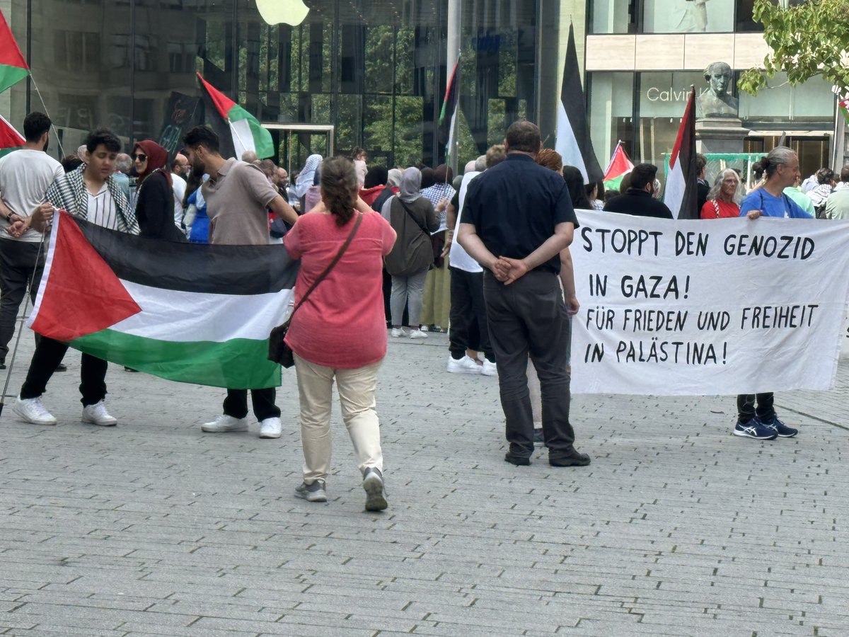 LoveGuerillero's tweet photo. ❤️🖤Spontanversammlung #GegenJedenAntisemitismus angemeldet in #Düsseldorf #dus0308 https://t.co/R95mJpansp