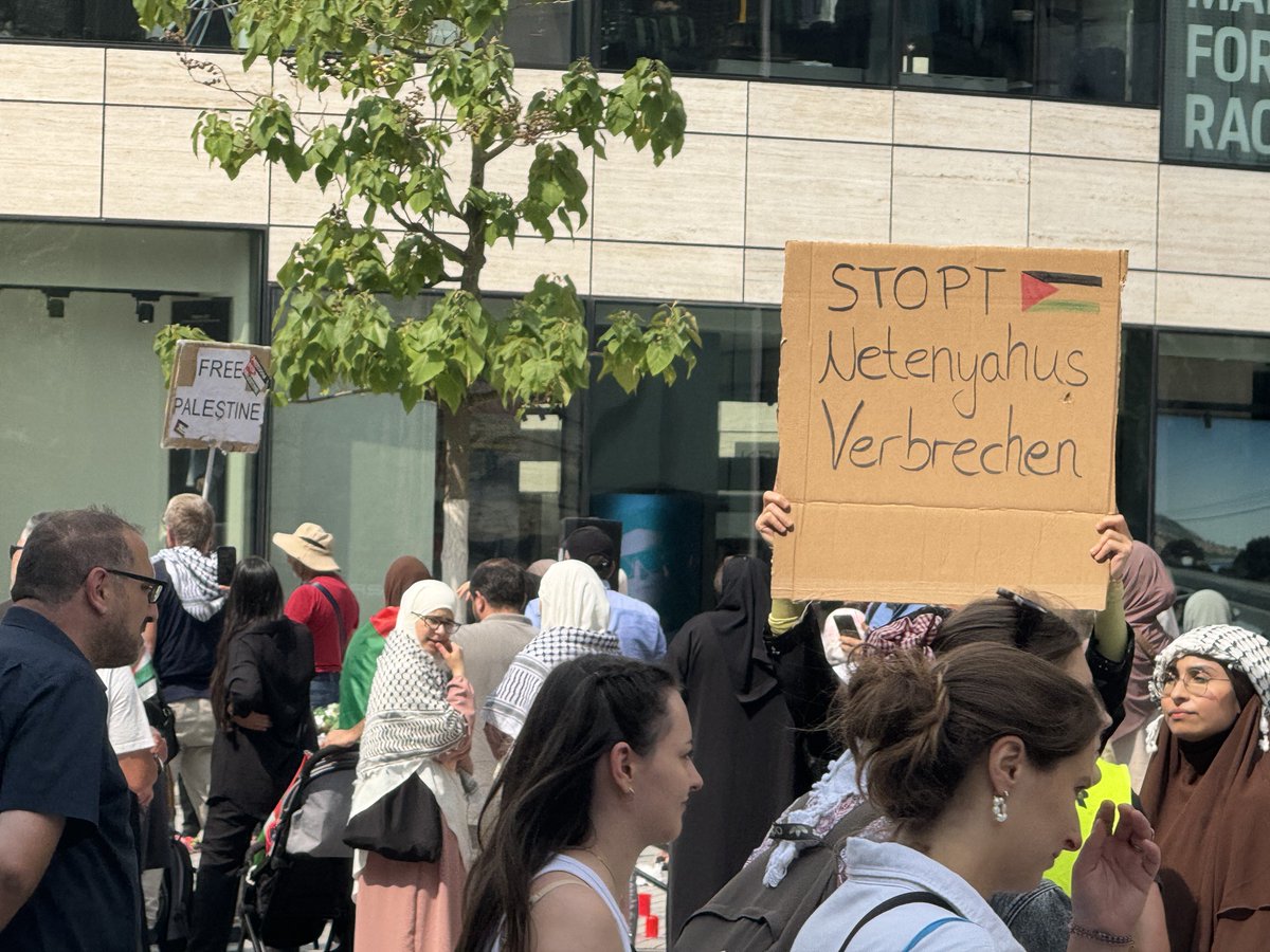 LoveGuerillero's tweet photo. ❤️🖤Spontanversammlung #GegenJedenAntisemitismus angemeldet in #Düsseldorf #dus0308 https://t.co/R95mJpansp