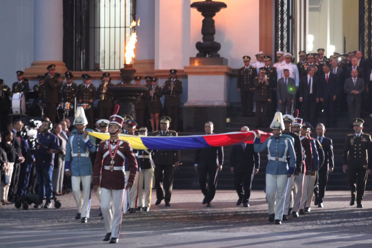 ServiciosMPPDVe's tweet photo. La Fuerza Armada Nacional Bolivariana honró hoy #3Ago  a nuestro Tricolor desde el Panteón Nacional en la celebración del Día de la Bandera y el 87° de la gloriosa Guardia Nacional Bolivariana https://t.co/eLD6uPeqWH