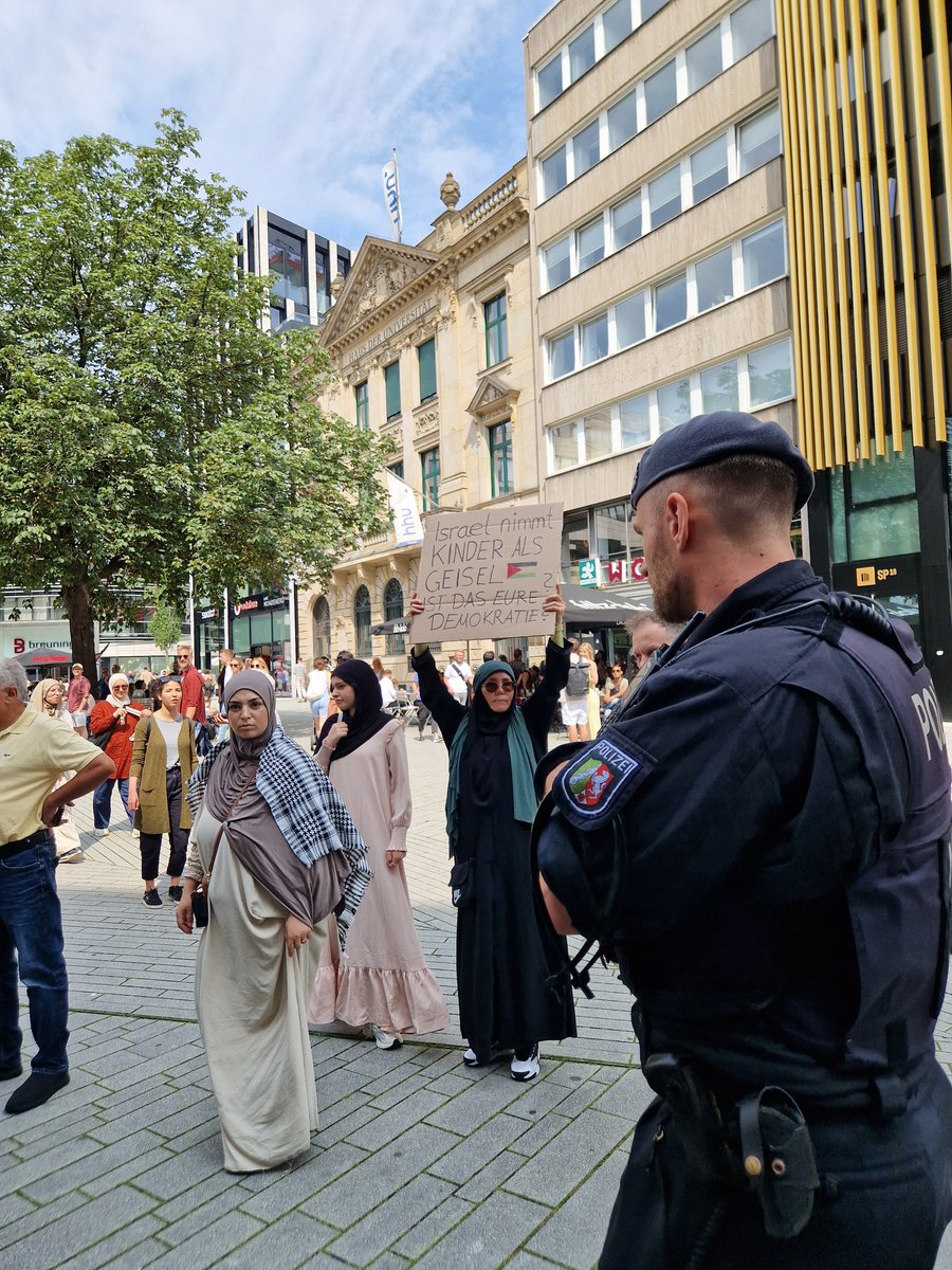 KoelnAnonymous's tweet photo. #BruderJonas versammelte sich heute mit den üblichen #hamas Propagandisten in #Düsseldorf
#SchwesterSuzana #SchwesterJasmin #BruderSebastian alle am Start und so friedlich #dus0308 https://t.co/9MNbpyKZRI