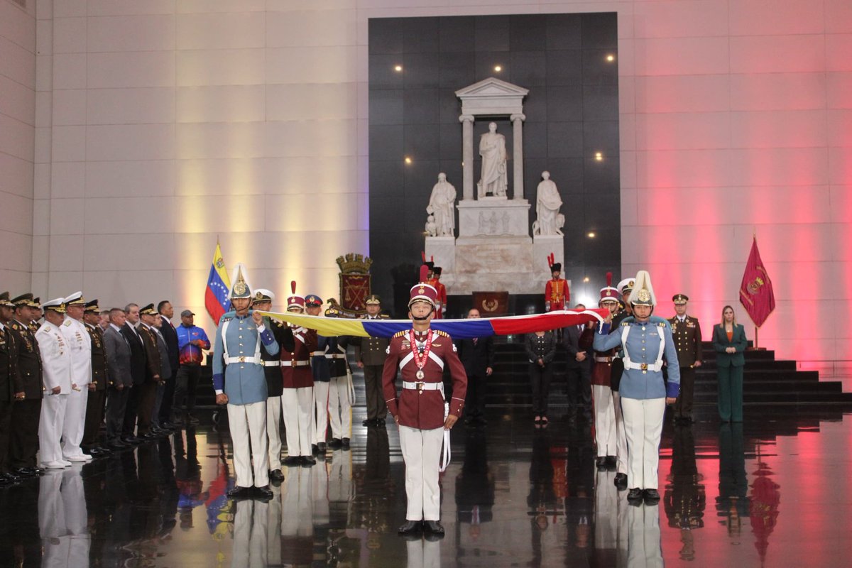 ServiciosMPPDVe's tweet photo. La Fuerza Armada Nacional Bolivariana honró hoy #3Ago  a nuestro Tricolor desde el Panteón Nacional en la celebración del Día de la Bandera y el 87° de la gloriosa Guardia Nacional Bolivariana https://t.co/eLD6uPeqWH
