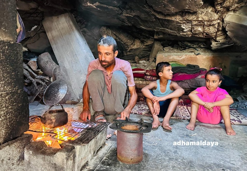 - عائلة الشافعي جبرتها الظروف الصعبه وحر الخيام على العيش تحت ركام منزلهم وهناك خطوره من وقوع أسقف المنزل المدمر عليهم
هذا  المنزل قصفه الاحتلال الاسرائيلي في مخيم المغازي
BY/ adhamaldaya