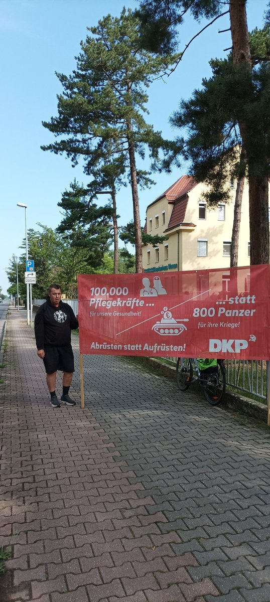 PecherMartin's tweet photo. Heute fand vor der @muldentalklinik in #Wurzen die bereits fünfte Mahnwache statt.
Die @partei_dkp fordert ein gerechtes Gesundheitswesen nach kubanischen Vorbild.
@Dielinkewestsachsen haben sich trotz Einladung nicht gezeigt.
Schade aber wir machen weiter.
#DKPTorgau. https://t.co/ZFhWgtdRCo