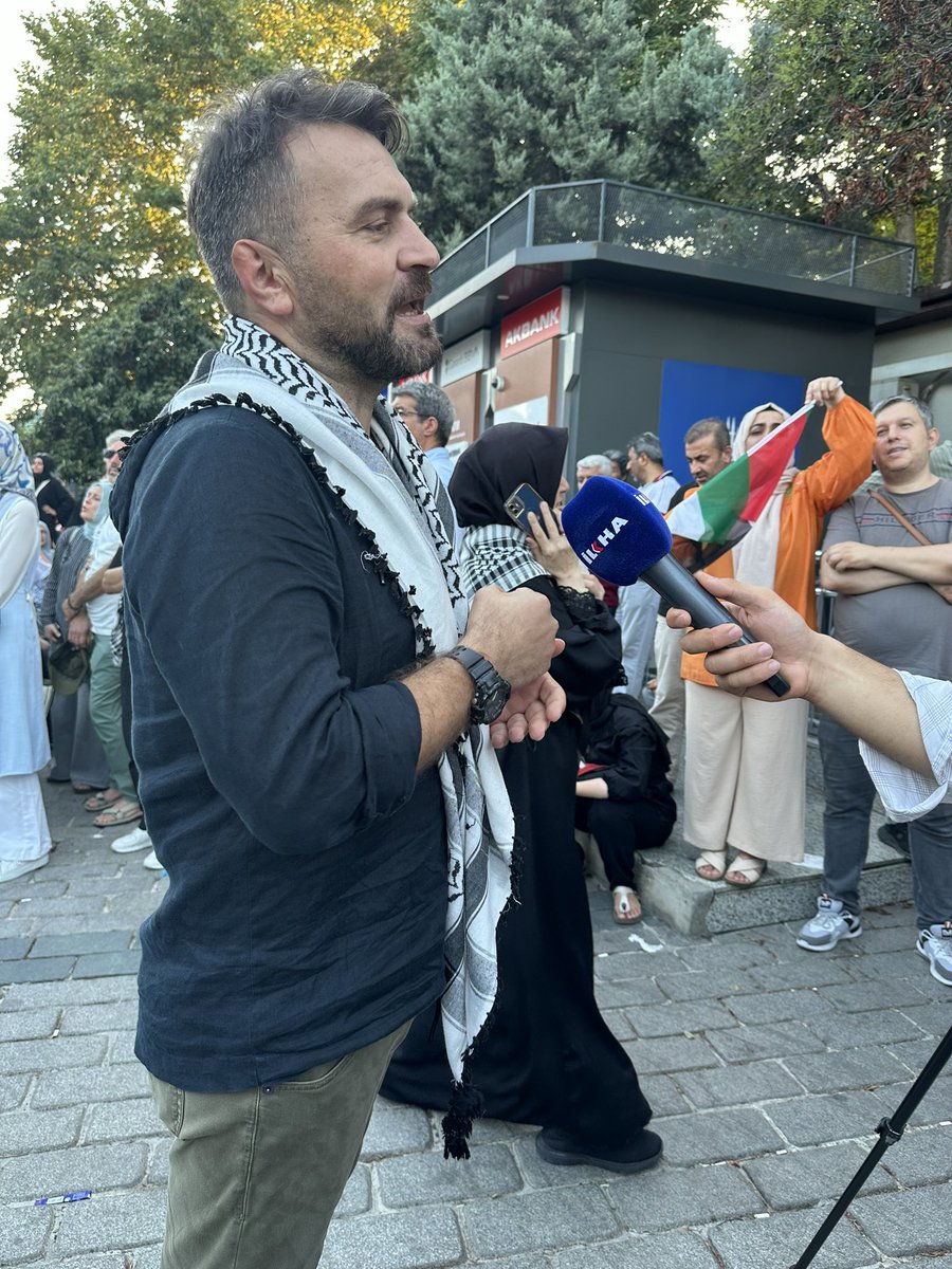 uzunabdurrahman's tweet photo. Şeytan oyununu kurdu, oyuncuları buldu, tam bir şampanya daha patlatacaktı ki;
Aksanın gölgesinde esaret altında büyümüş bir yetim, Şehadet parmağını kaldırıp, cesurca zalimlerin gözlerinin içine bakarak  "Nehirden denize özgür Filistin" için savaşacağız dedi....
Ve bütün dünya özgürlüğün anlamını yeniden sorguladı… 
📍Sultanahmet Meydanı