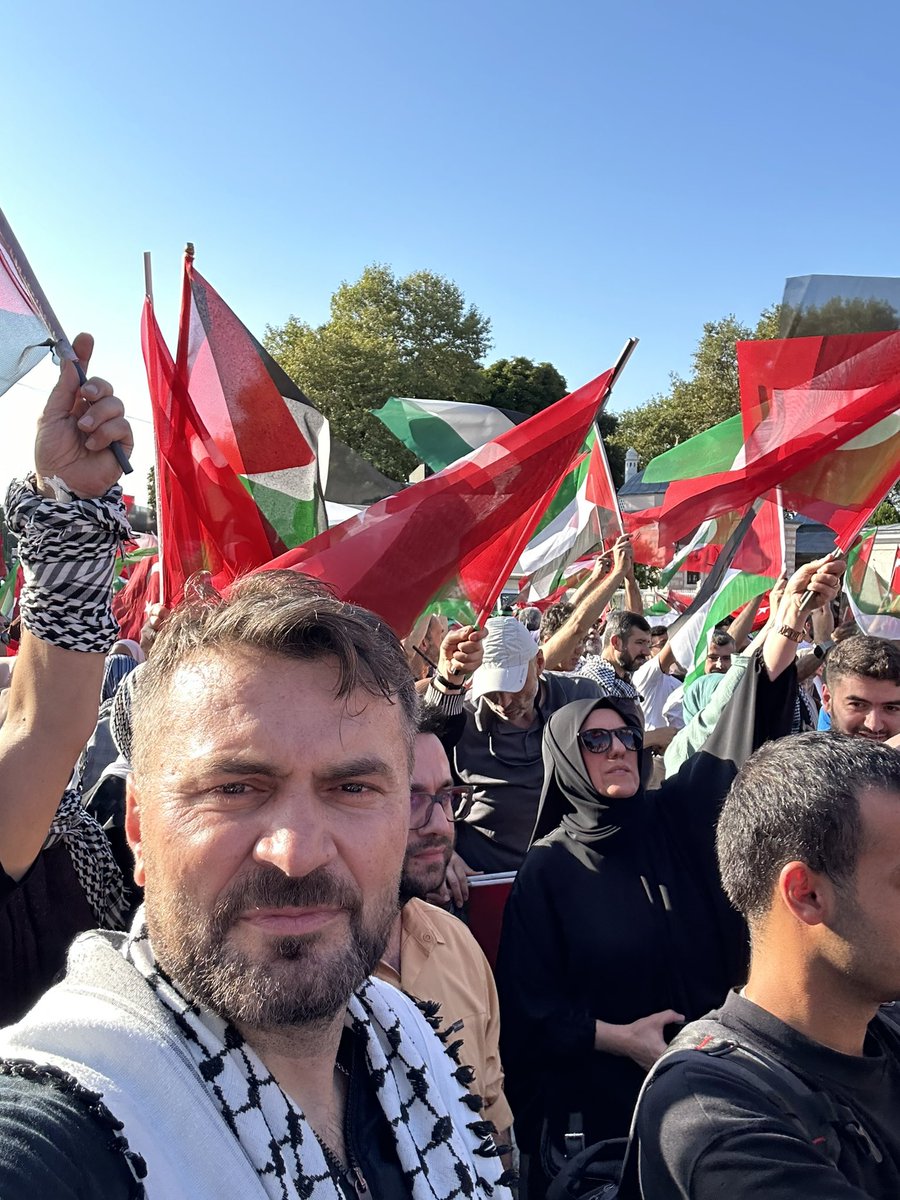 uzunabdurrahman's tweet photo. Şeytan oyununu kurdu, oyuncuları buldu, tam bir şampanya daha patlatacaktı ki;
Aksanın gölgesinde esaret altında büyümüş bir yetim, Şehadet parmağını kaldırıp, cesurca zalimlerin gözlerinin içine bakarak  "Nehirden denize özgür Filistin" için savaşacağız dedi....
Ve bütün dünya özgürlüğün anlamını yeniden sorguladı… 
📍Sultanahmet Meydanı