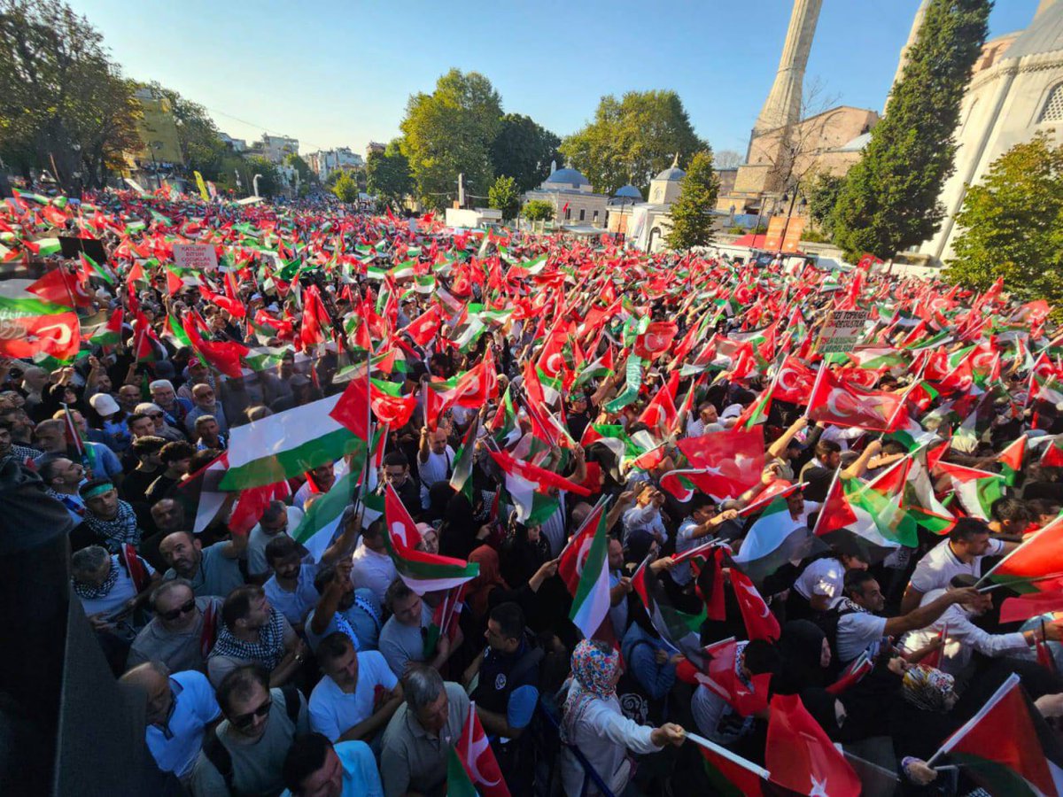 uzunabdurrahman's tweet photo. Şeytan oyununu kurdu, oyuncuları buldu, tam bir şampanya daha patlatacaktı ki;
Aksanın gölgesinde esaret altında büyümüş bir yetim, Şehadet parmağını kaldırıp, cesurca zalimlerin gözlerinin içine bakarak  "Nehirden denize özgür Filistin" için savaşacağız dedi....
Ve bütün dünya özgürlüğün anlamını yeniden sorguladı… 
📍Sultanahmet Meydanı