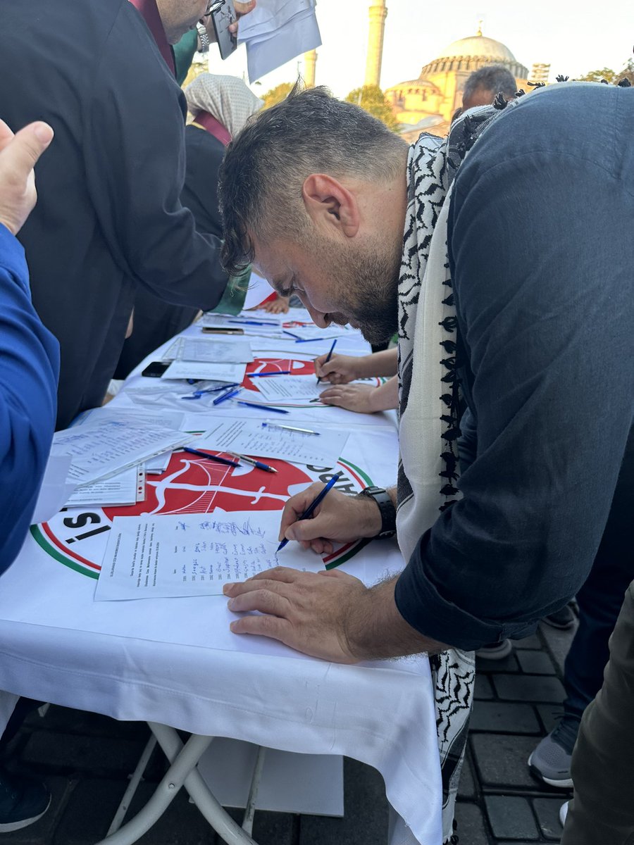 uzunabdurrahman's tweet photo. Şeytan oyununu kurdu, oyuncuları buldu, tam bir şampanya daha patlatacaktı ki;
Aksanın gölgesinde esaret altında büyümüş bir yetim, Şehadet parmağını kaldırıp, cesurca zalimlerin gözlerinin içine bakarak  "Nehirden denize özgür Filistin" için savaşacağız dedi....
Ve bütün dünya özgürlüğün anlamını yeniden sorguladı… 
📍Sultanahmet Meydanı