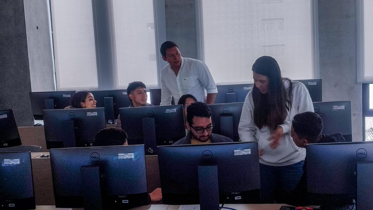 AlcaldChapinero's tweet photo. ¡Chapinero presente en la #HackaBox! 🚀
En la @ucentralbogota, jóvenes de Chapinero y Teusaquillo demostraron su creatividad y habilidades tecnológicas en un maratón de innovación en el que presentaron sus propuestas e ideas para solucionar problemáticas sociales. 🌟👏
🧵 1/2 https://t.co/3iHtFTWTBf