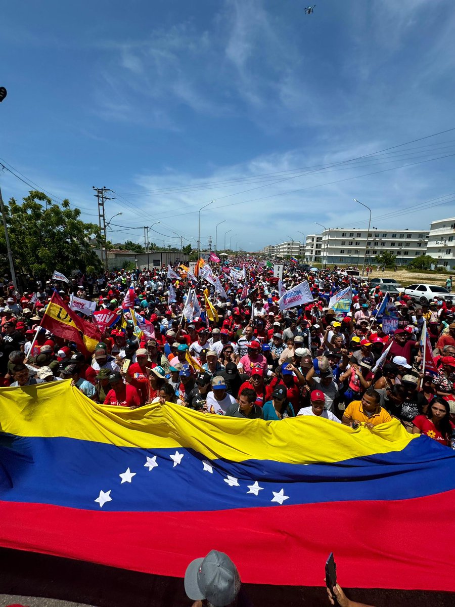 #03Agosto Nueva Esparta dijo presente en apoyo a nuestro Gallo Pinto @Nicolás Maduro 🐓 , Desde la plaza Hugo Chávez celebramos Nuestro gran victoria ✊🏻🇻🇪

#Paisdeochoestrellas🇻🇪
#soycomunicadorclapne📦