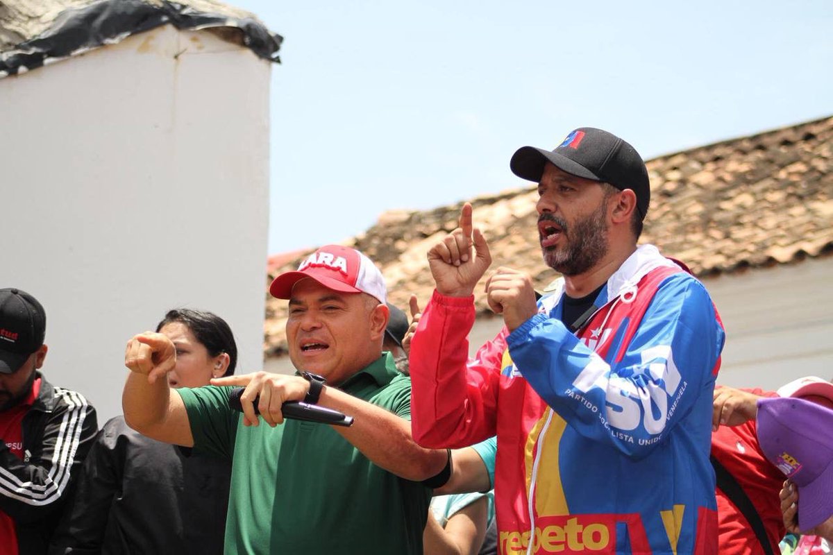 #3Ago Alegría, amor y paz, así somos los hijos de Bolívar y Chávez! Rechazamos todo tipo de acción violenta y desestabilizadora. El pueblo quiere paz.