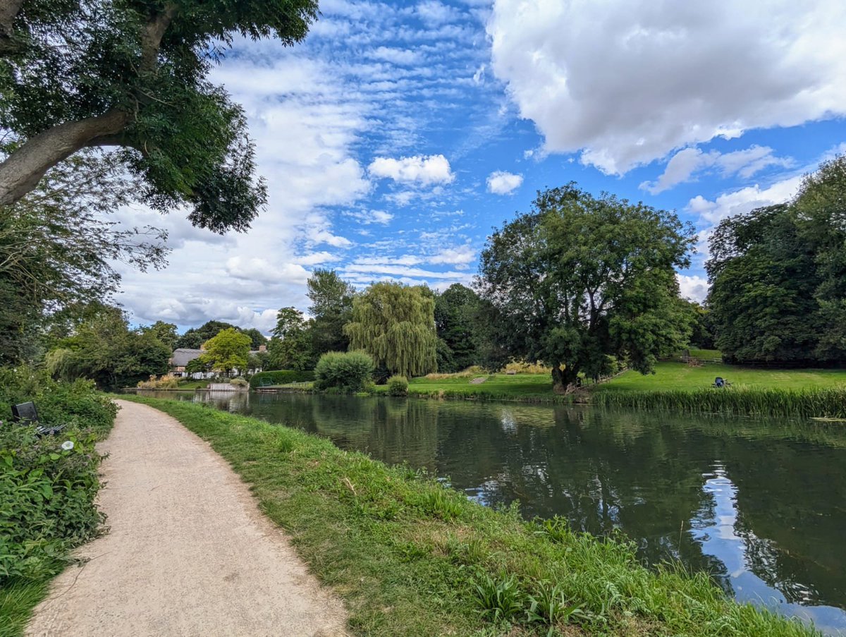 prernabindra's tweet photo. So when me & @j_bindra walked to #Waterbeach from #Cambridge we came across this grt pub-on the other side of the #river Cam, so the next day we walked there to this quaint village of #FenDitton
(and of course instead of the pub's pic-i have one of their welcoming #Dog station 😍🙄🐶
