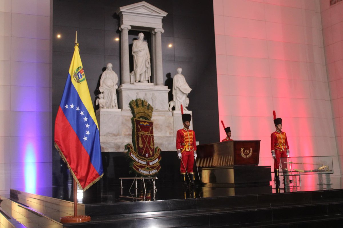 Serena, Majestuosa , Soberana y  nunca mancillada, así te mantendremos y defenderemos en honor al juramento que hicimos frente a ti, gloriosa y ¡siempre invicta Bandera Nacional! #3Ago