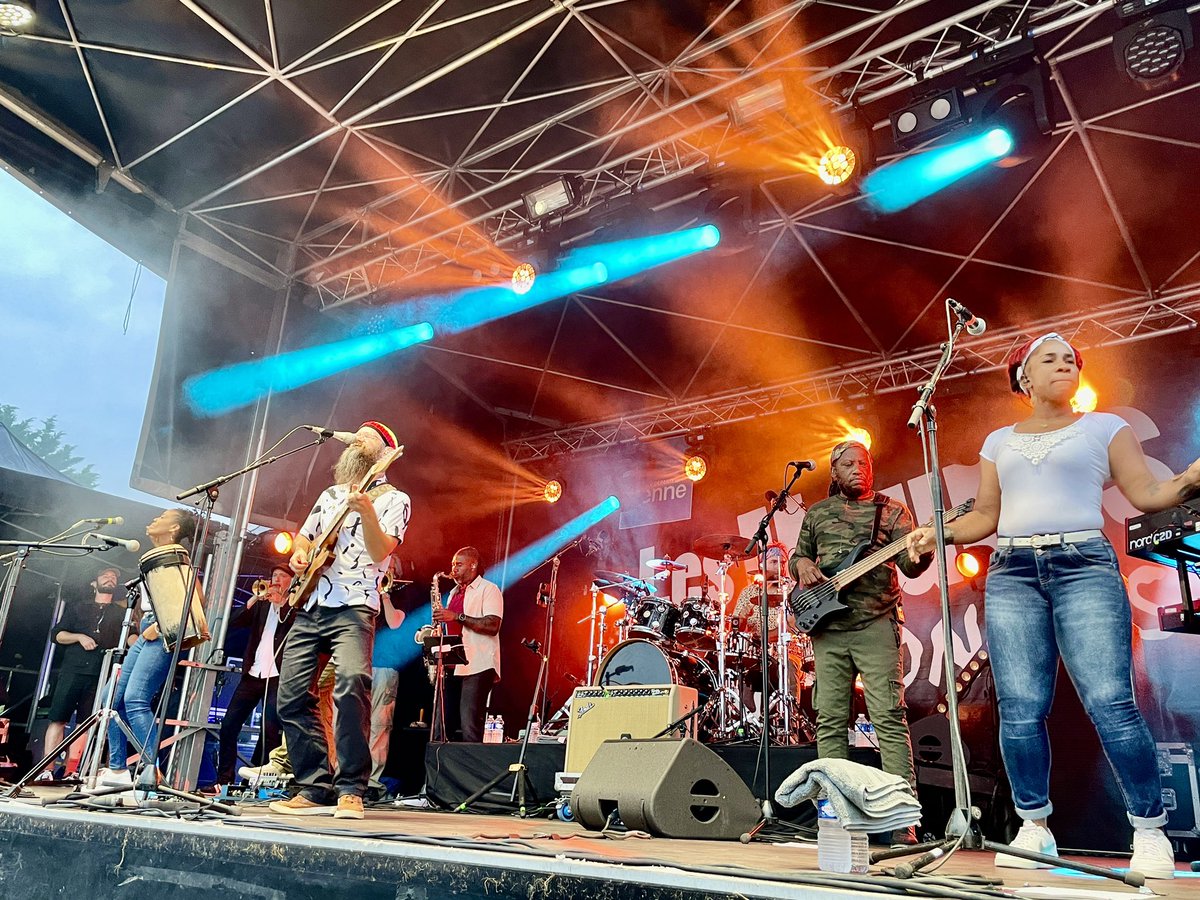 🎺 Groundation entre en scène à #Mirebeau pour le dernier concert du festival !