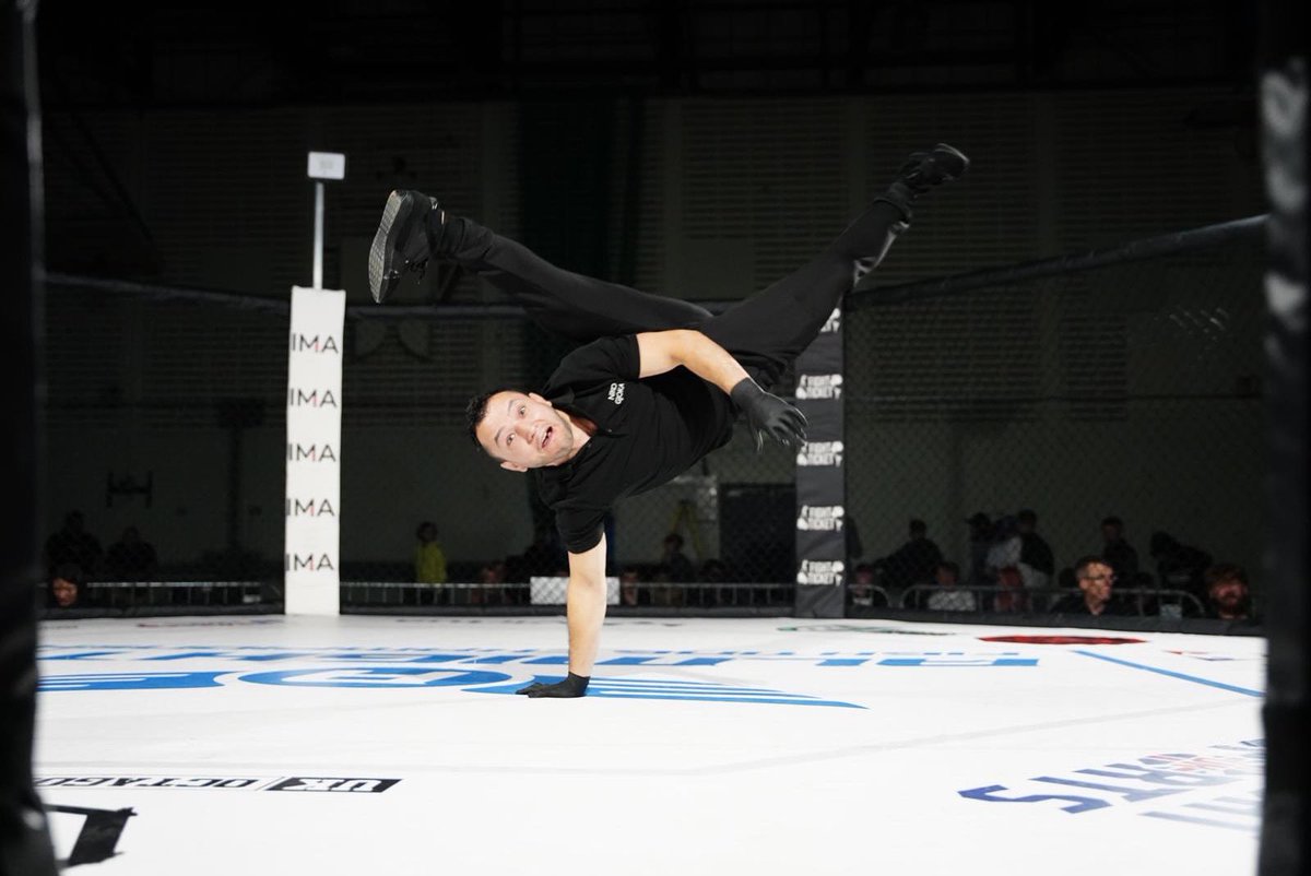 In between refereeing tonight on a brilliant show <a href="/almightyfightin/">ALMIGHTY FC</a> I had to hit a sweet obatido thanks to <a href="/rollingshutter_/">Rolling Shutter</a> for the cool photo 🙏❤️