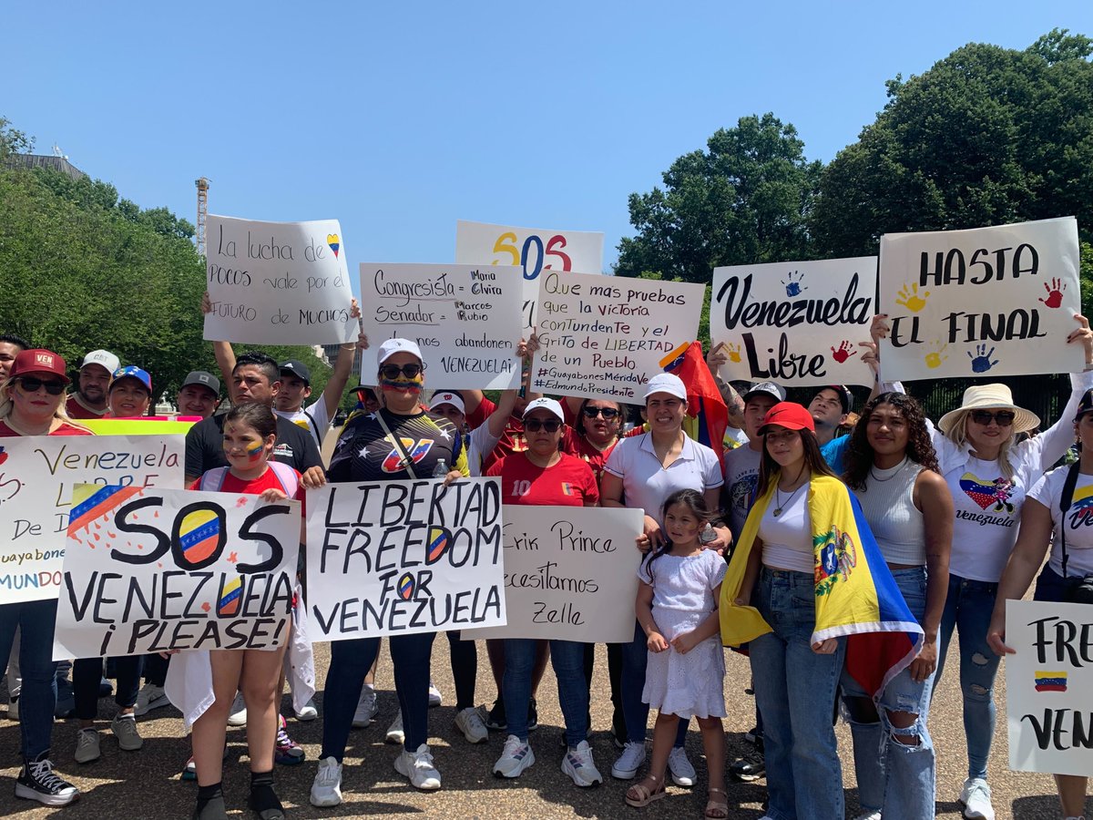 Hasta el final”: venezolanos protestan frente a la Casa Blanca en #Washington

🔗 Sigue leyendo nuestro liveblog: cnn.it/4drA1e3