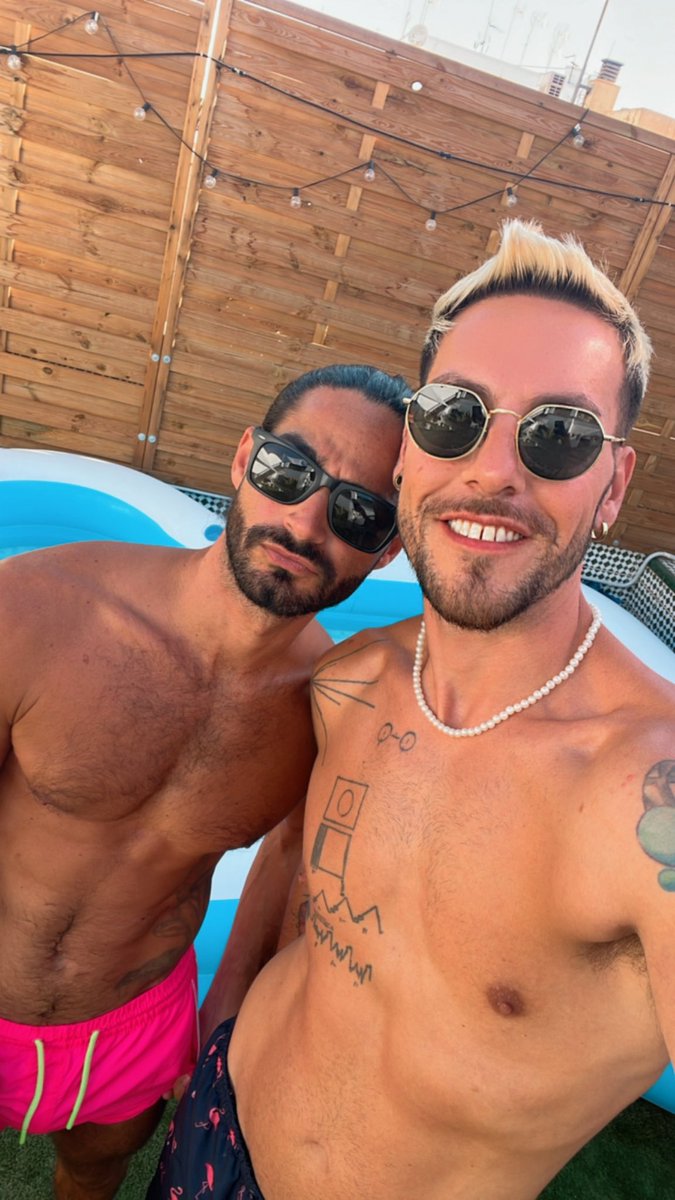 Primeras cositas de mi visita en <a href="/bananagayhouse/">Bananagayhouse</a> con mi compi <a href="/axellrecc/">Axell Rec</a> disfrutando de la piscina y la terraza. Muy buena tarde.

Pronto veréis mucho más.