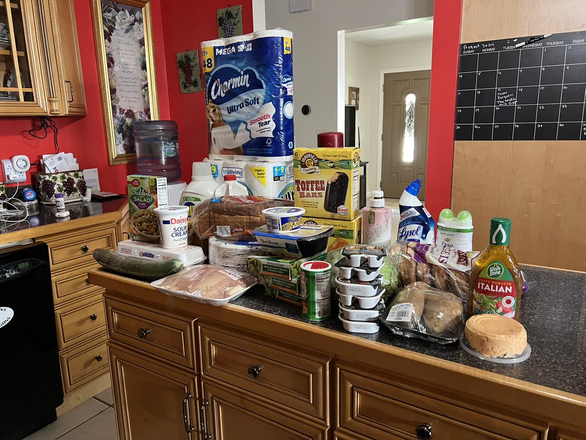 TammieMcDonal17's tweet photo. Just went to the grocery store. This little bit of stuff was 187.00 dollars!! I only got 1 pack of chicken.. this is unbelievable!! How are families with children making it right now https://t.co/MjAKZXU7Fc