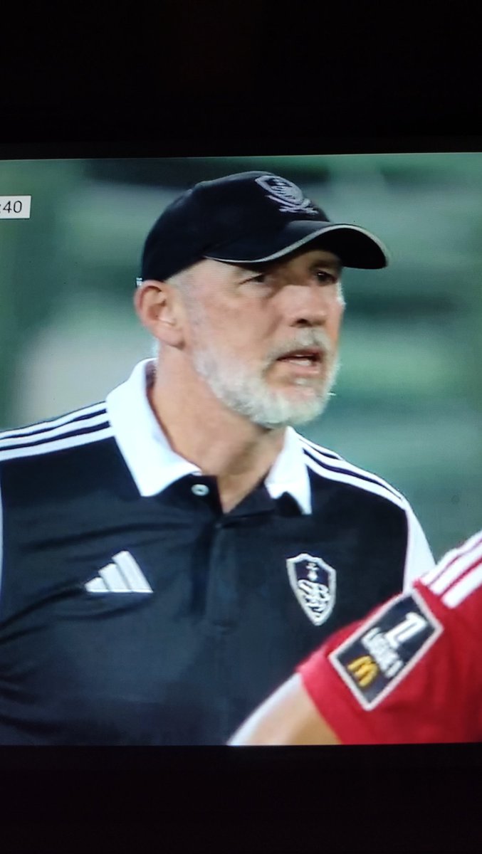 stefanoquat's tweet photo. ULTIMA ORA: visto che l'NBA è in pausa Popovich si rilassa col calcio allenando il Brest @parallelecinico https://t.co/iGRZaMVEEo