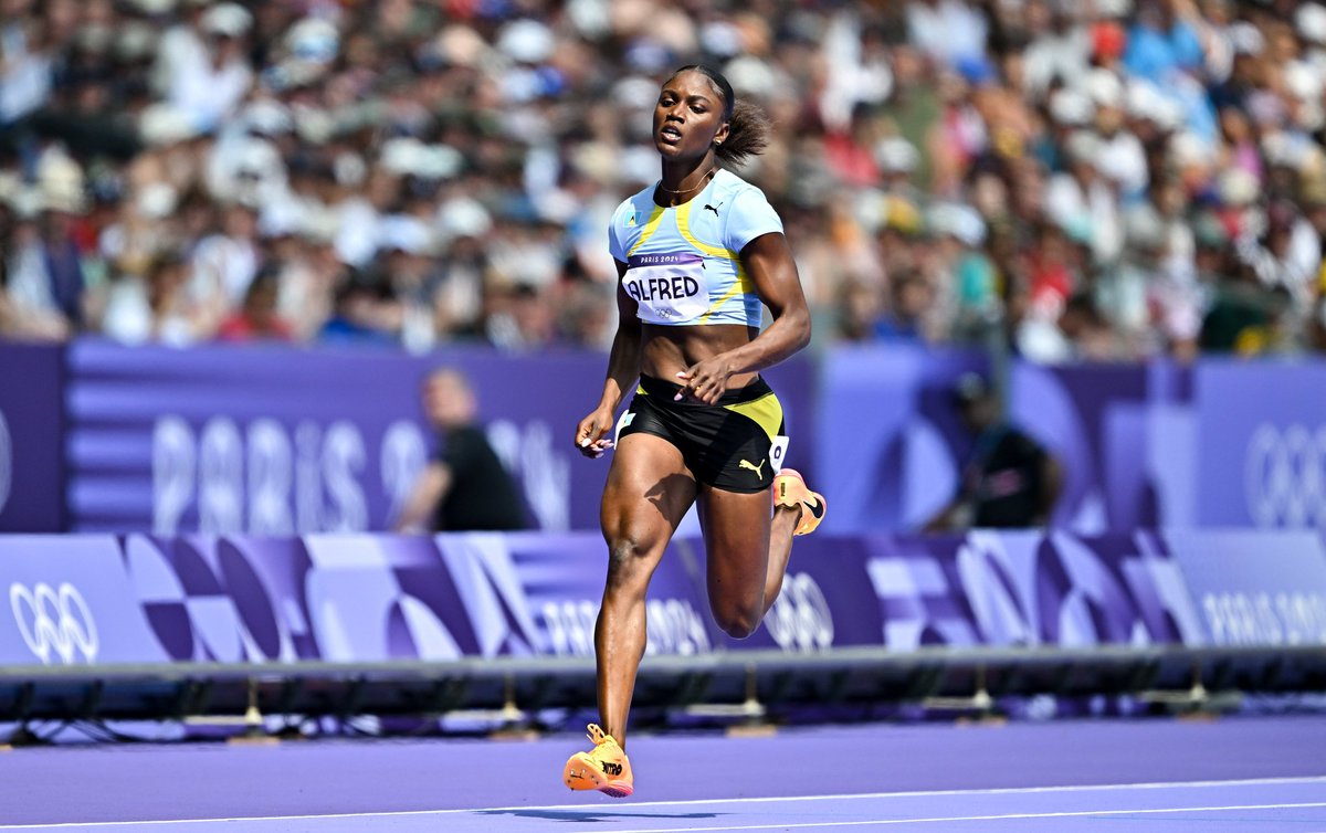 A primeira medalha de Santa Lúcia, país caribenho, veio simplesmente com um  ouro nos 100m rasos feminino Julien Alfred, de 23 anos, é a mulher mais  rápida do mundo, image size:1200x754