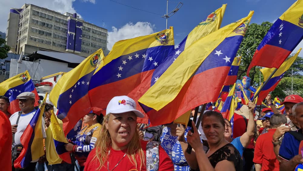 Pdvsa_TV's tweet photo. El pueblo se moviliza este #3Ago en apoyo al presidente @NicolasMaduro, defendiendo la paz, la democracia y la Soberanía de Venezuela.

#PaísDeOchoEstrellas https://t.co/l80Hwie93s