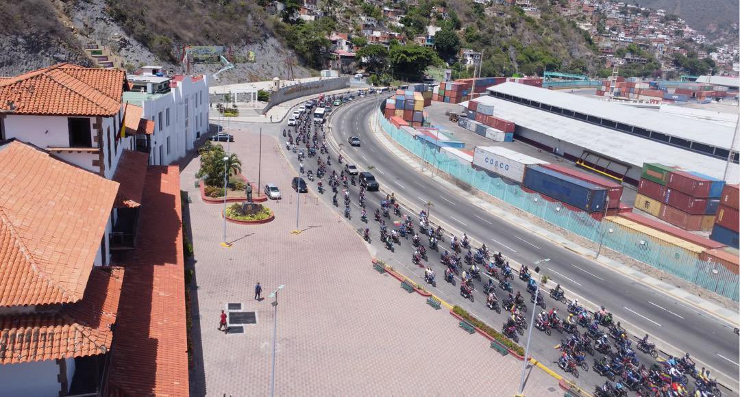 De Catia la Mar a Caraballeda el mensaje es uno: ¡queremos paz! El pueblo de #LaGuaira siempre se ha caracterizado por su alegría, por su conciencia revolucionaria y hoy más que nunca quedó demostrado con la toma de nuestras calles por un pueblo que quiere paz, tranquilidad