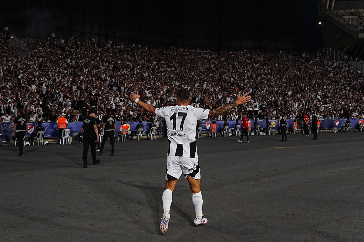 Siyahisolkanat's tweet photo. Beşiktaş adamın amına koyar https://t.co/Vj2pOq6AqU