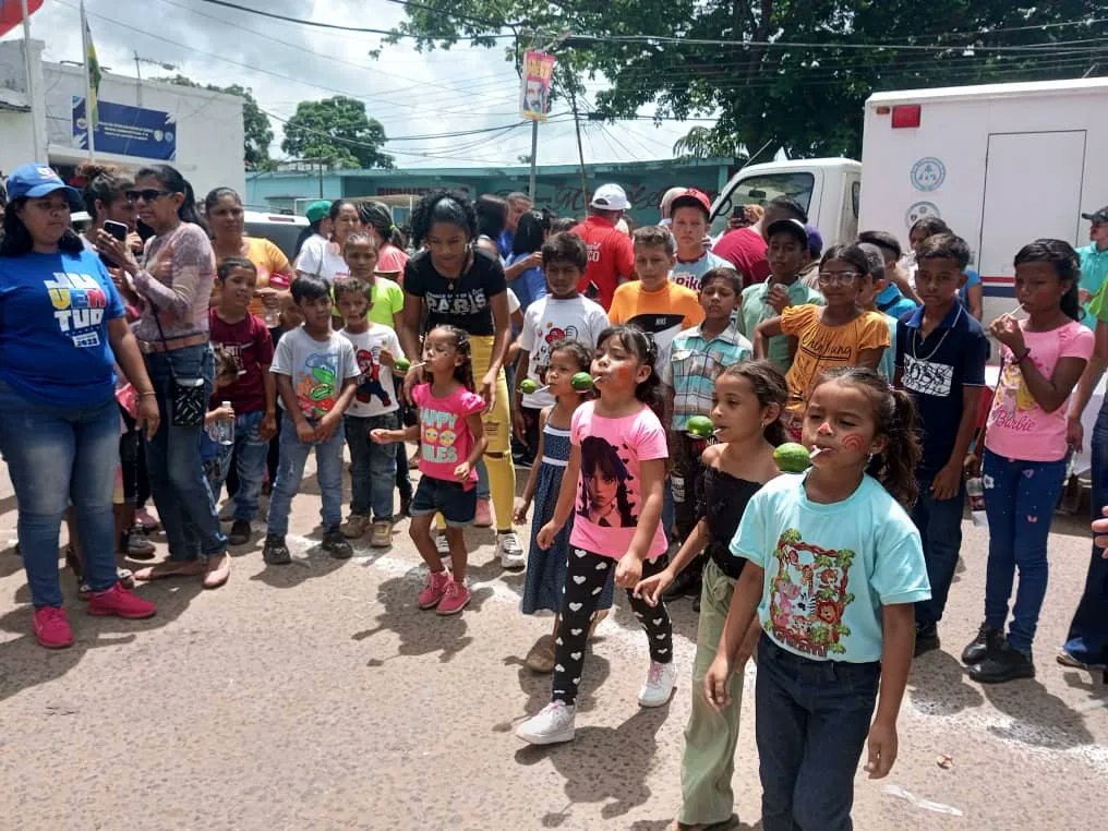 MPV_Guarico's tweet photo. Hoy en el mcpio Juan José Rondon, se realizó una actividad recreativa y deportiva dónde estuvieron presentes los hijos de la Revolución, los cuales se les hizo entrega de juguetes, @MPV_Guarico celebramos en paz y amor y el triunfo de nuestro Presidente #PaísDeOchoEstrellas 🇻🇪 https://t.co/trTnjxiSqt