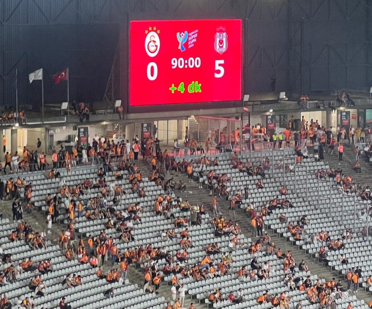 Yüzyıllardır yanağını okşatırsın en sonunda Şanlı Beşiktaş’a domalırsın!

#JanJanlıOrospular