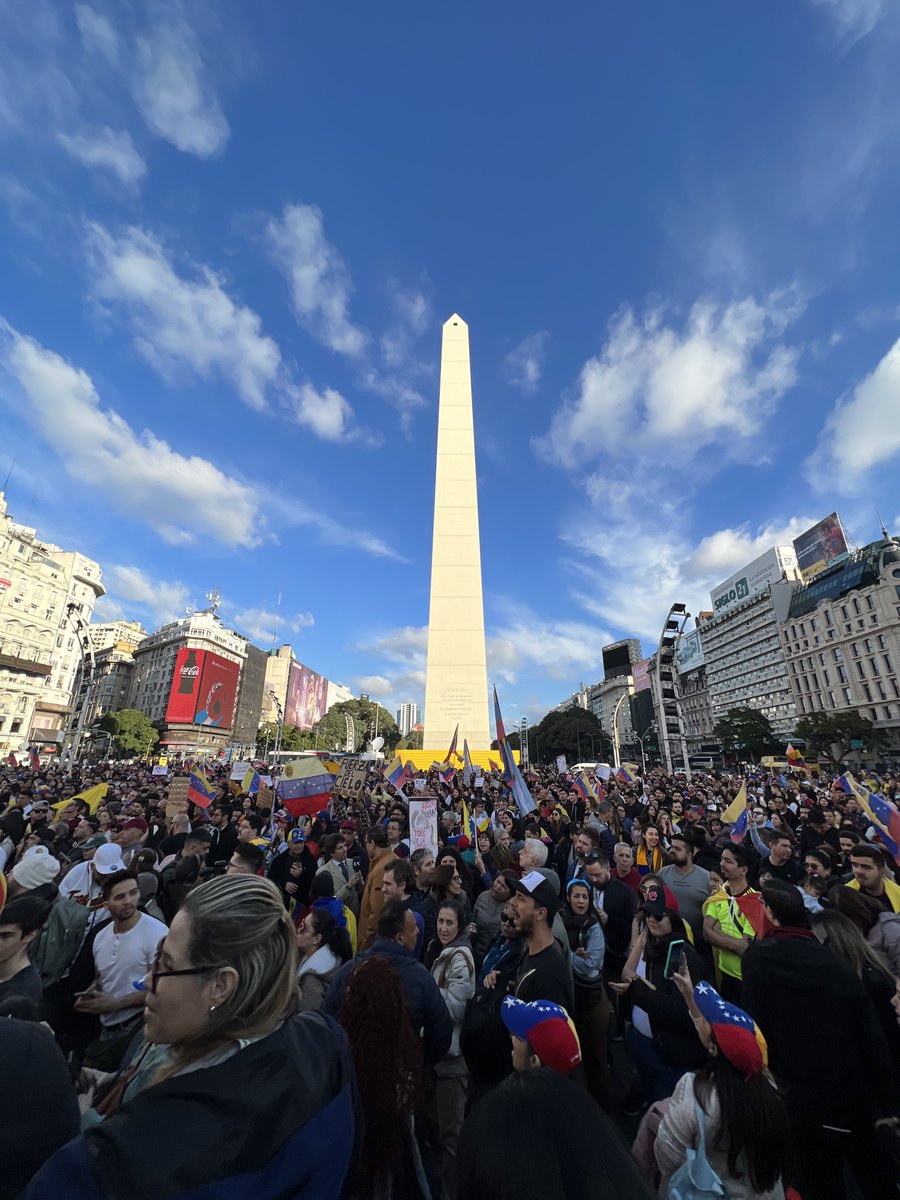 Estoy acá en el Obelisco. Impresionante apoyo de Argentina al pueblo de Venezuela. Miles y miles de personas.

Sepan que los argentinos estaremos con ustedes, HASTA EL FINAL 🇻🇪🤍🇦🇷