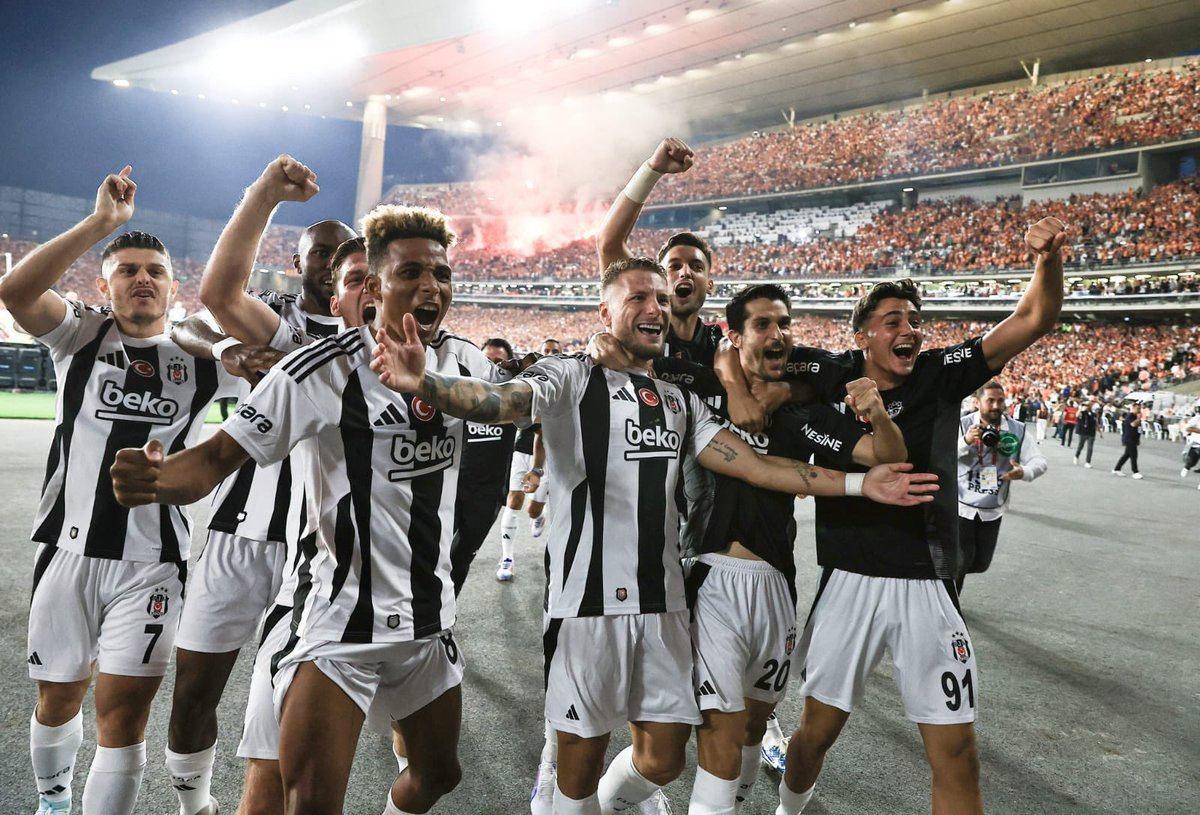 EmniyetGM's tweet photo. Zafer #KaraKartal'ın🦅

⚽🏆

#Galatasaray'ı 5-0 mağlup ederek #SüperKupa'yı kazanan #Beşiktaş'ı tebrik ediyoruz.

#BJKvGS https://t.co/5RYtFrDGVa