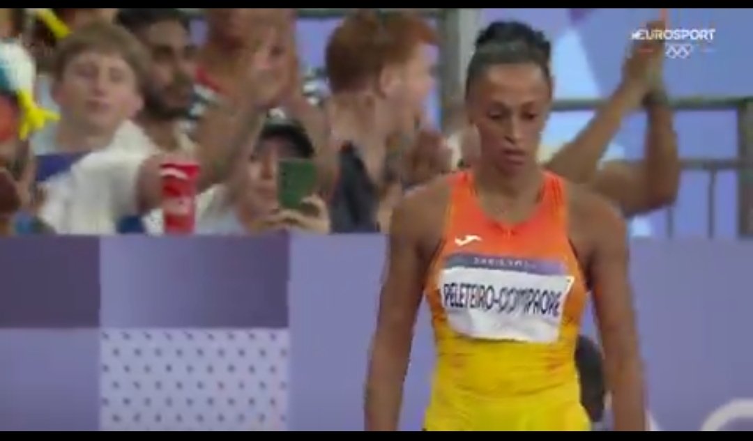 rtd74's tweet photo. No me cabe la menor duda que Ana Peleteiro es una gran atleta,aunque haya fracasado en París 2024.
Sin embargo es un detalle feo que tape el nombre de España con su dorsal. https://t.co/TapUk3zrAC