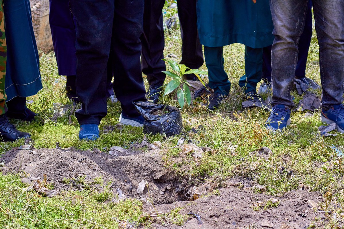 sabialiyu_'s tweet photo. Climate change has emerged as one of the biggest challenges to our environment and food security. We need to take steps to curb it.
 I enthusiastically joined the Bussa youth to launch a tree planting campaign. This initiative aims to encourage our community members to plant at least a tree. @HonBago
