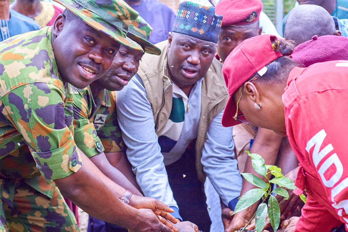 sabialiyu_'s tweet photo. Climate change has emerged as one of the biggest challenges to our environment and food security. We need to take steps to curb it.
 I enthusiastically joined the Bussa youth to launch a tree planting campaign. This initiative aims to encourage our community members to plant at least a tree. @HonBago