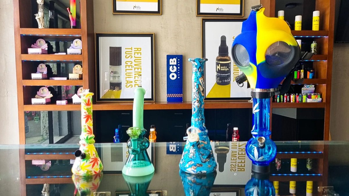 HolyS9309's tweet photo. ¡Revoluciona tu forma de fumar!
🔥Tenemos los bongs mas chidos con múltiples formas, tamaños, colores y materiales.😱 Si ya se te antojo echar humo🔥💨🍃 en bong, Que esperas para venir por el tuyo, Aquí podrás encontrar variedad🫣de productos. #HolysmokeOaxaca  #sanFelipedelAgua https://t.co/4pe2bqPKkc