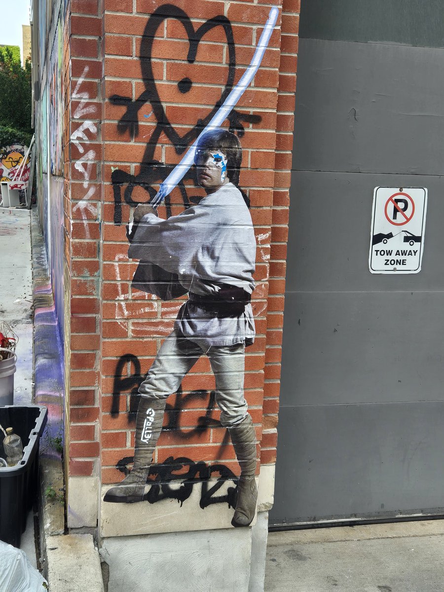Spotted just now in the back streets of Toronto... <a href="/MarkHamill/">Mark Hamill</a> <a href="/starwars/">Star Wars</a> #surprisejedi #moviesonholiday