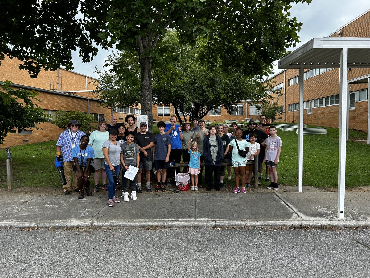My heart is full, and my knees are tired! We had a great turnout for our campus clean up. Families, staff, and community members got WSMS looking amazing for the first day of school! Extra shout-out to Nick &amp; Erica with the Knox Garden Alliance.💙🌿🤍