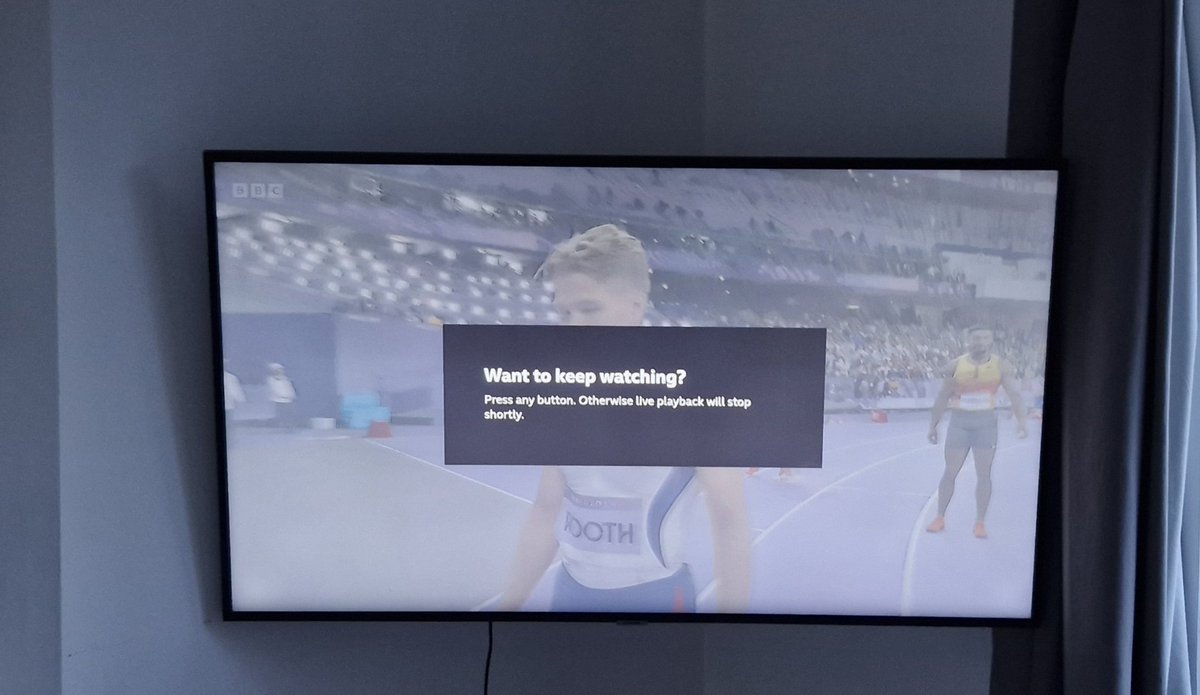 GrahamK966's tweet photo. @BBCSport @BBCNews  could you please stop producing such good commentary. EvERY 4 HOURS I have to move and hit a button. I'm trying to concentrate. 
Ps- superb watching 😉 https://t.co/xwBatW0rVw