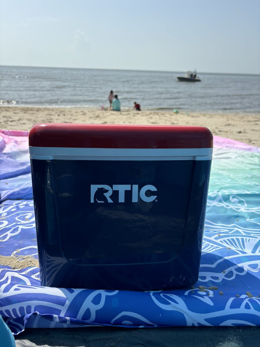 Natema22's tweet photo. Perfect for a day at the beach @RTICCoolers #rtic #rticoutdoors https://t.co/W2yBjBC6mf