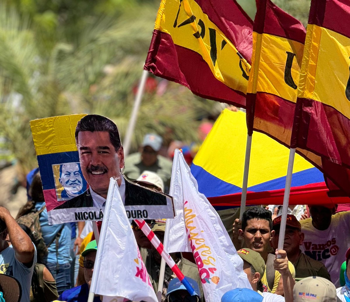 ¡ALEGRÍA REVOLUCIONARIA!❤️
El pueblo neoespartano UNIDO en la calle en defensa y respaldo al Pdte.  <a href="/NicolasMaduro/">Nicolás Maduro</a> desde la plaza Hugo Chávez. RECHAZAMOS AL FACISMO.
#PaísDeOchoEstrellas 🇻🇪
#SoyComunicadorClapNE