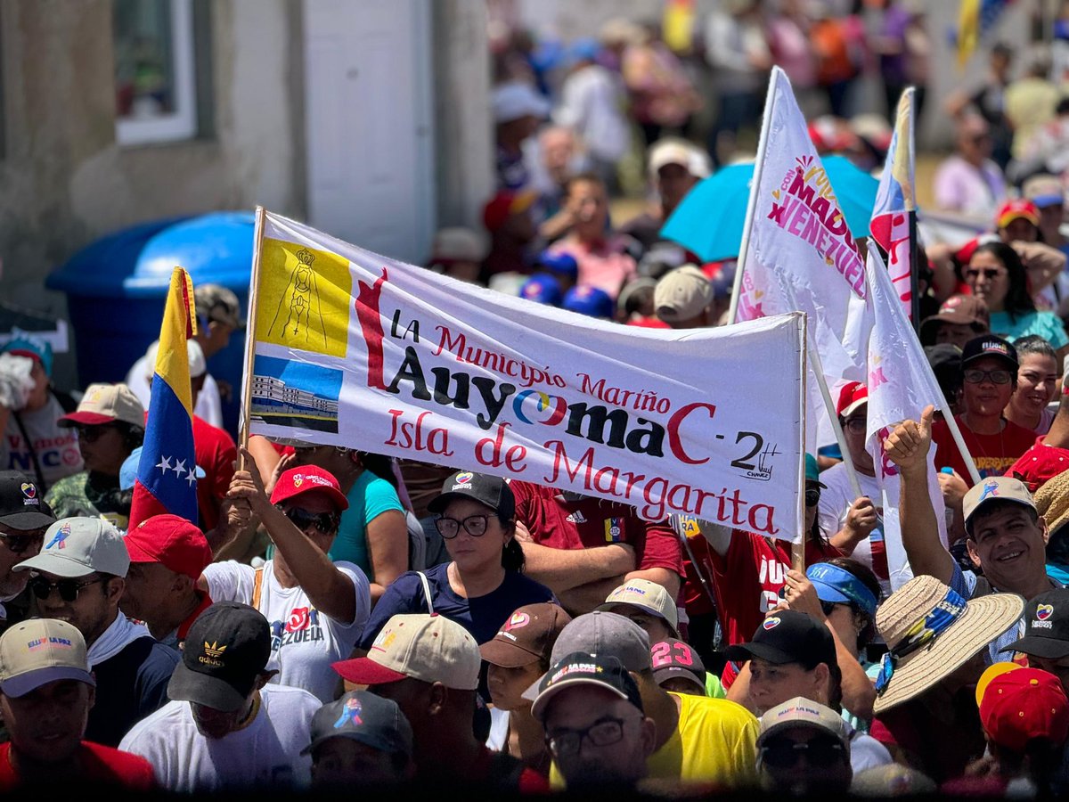 #3Ago|#NuevaEsparta unida salió hoy a marchar en contra del fascismo, en defensa de la #Paz y en apoyo a nuestro Pdte. <a href="/NicolasMaduro/">Nicolás Maduro</a>. La plaza Hugo Chávez fue testigo del fervor patrio de los neoespartanos.

#PaisDeOchoEstrellas
#ElPuebloQuiereJusticia 
#SoyComunicadorClapNE 📦