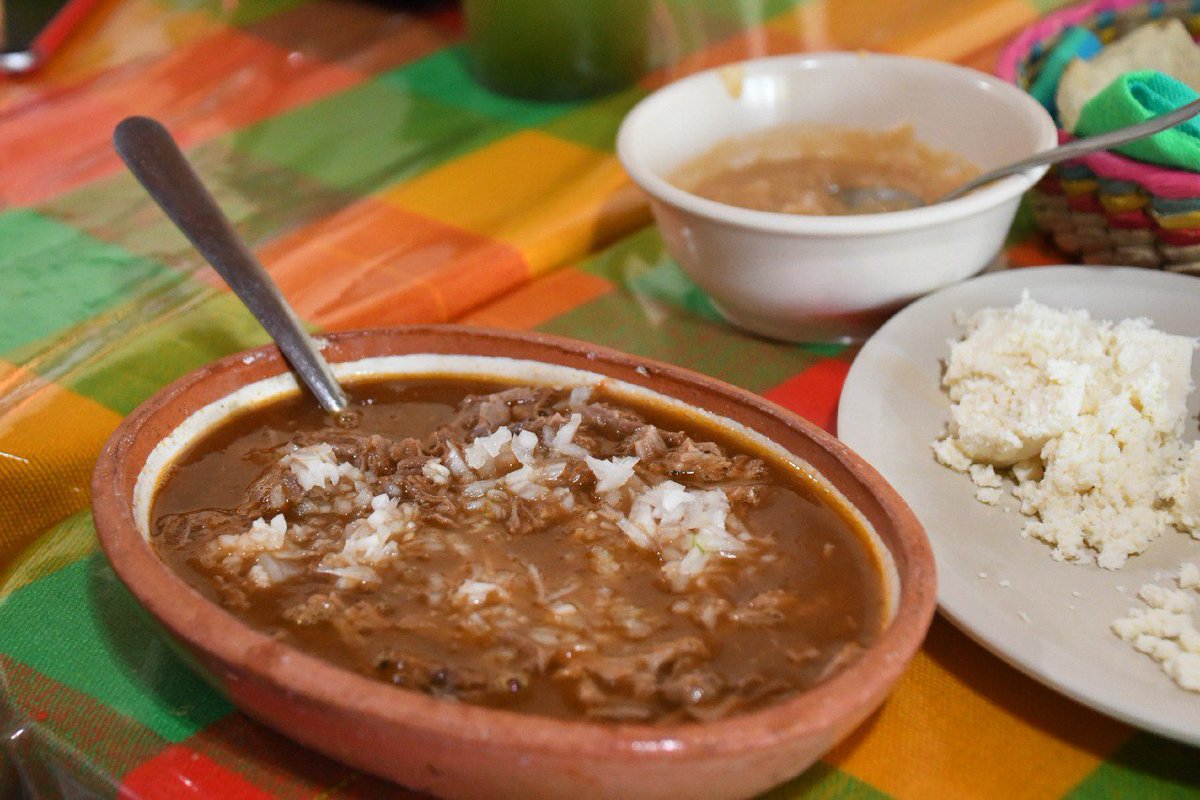 GerardoQuirinoV's tweet photo. Sabadito de birria de San Miguel Cuyutlán, miren nomás qué chulada; como dicen por ahí, está para chuparse los dedos.

Así es el color, el sabor y la tradición de Tlajomulco. https://t.co/PhxWkUVEty