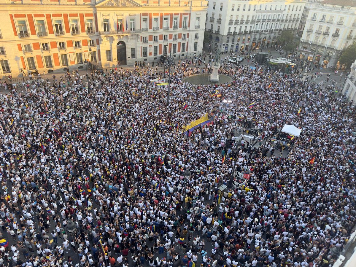CathyJuvinao's tweet photo. Quienes invitan al poder constituyente a movilizarse en Colombia le piden a ese mismo poder constituyente ‘abstenerse de movilizarse’ en Venezuela para no provocar al dictador. 

Ese poder constituyente que hoy se moviliza por la libertad no lo mostrarán, ni lo celebrarán. https://t.co/mvwb6ntZfS